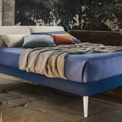 Letto in tessuto imbottito dall'aspetto vintage con testiera Kamut di Mauri Soft Dream