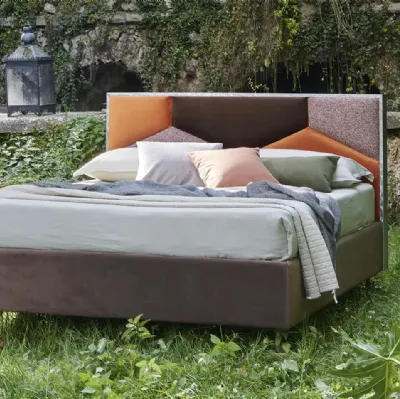 Letto in tessuto imbottito con testiera bordata da una elegante cornice in metallo Sorgo di Mauri Soft Dream