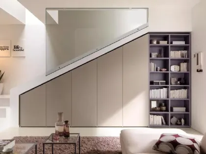 Armadio con ante battenti disegnate e lavorate seguendo l’inclinazione del soffitto per vani scale o mansarde NC304 Moretti Compact