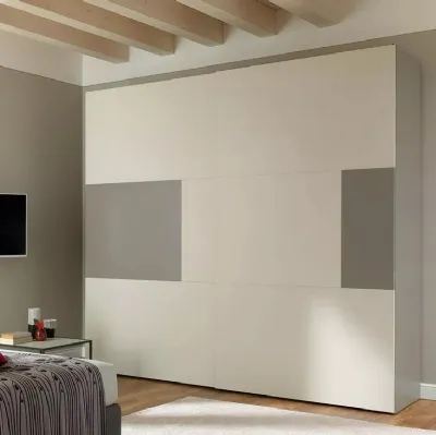 Armadio con ante scorrevoli che associano pannelli in nobilitato quarzo a pannelli laccati colore tortora NC204 Zone D di Moretti Compact