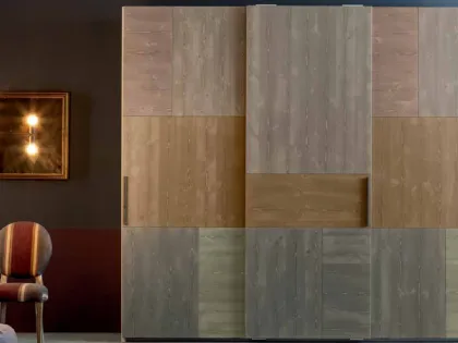 Armadio moderno in legno massello con finitura a quattro colori differenti con ante scorrevoli Tetris di Callesella