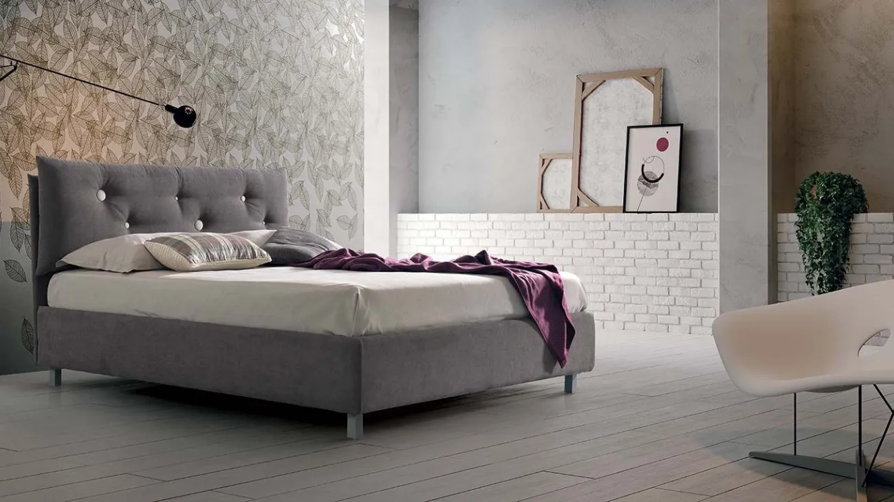 Letto in tessuto con testiera imbottita e trapuntata con bottoni di varie dimensioni Filippa di Stilfar