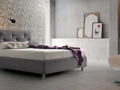 Letto in tessuto con testiera imbottita e trapuntata con bottoni di varie dimensioni Filippa di Stilfar
