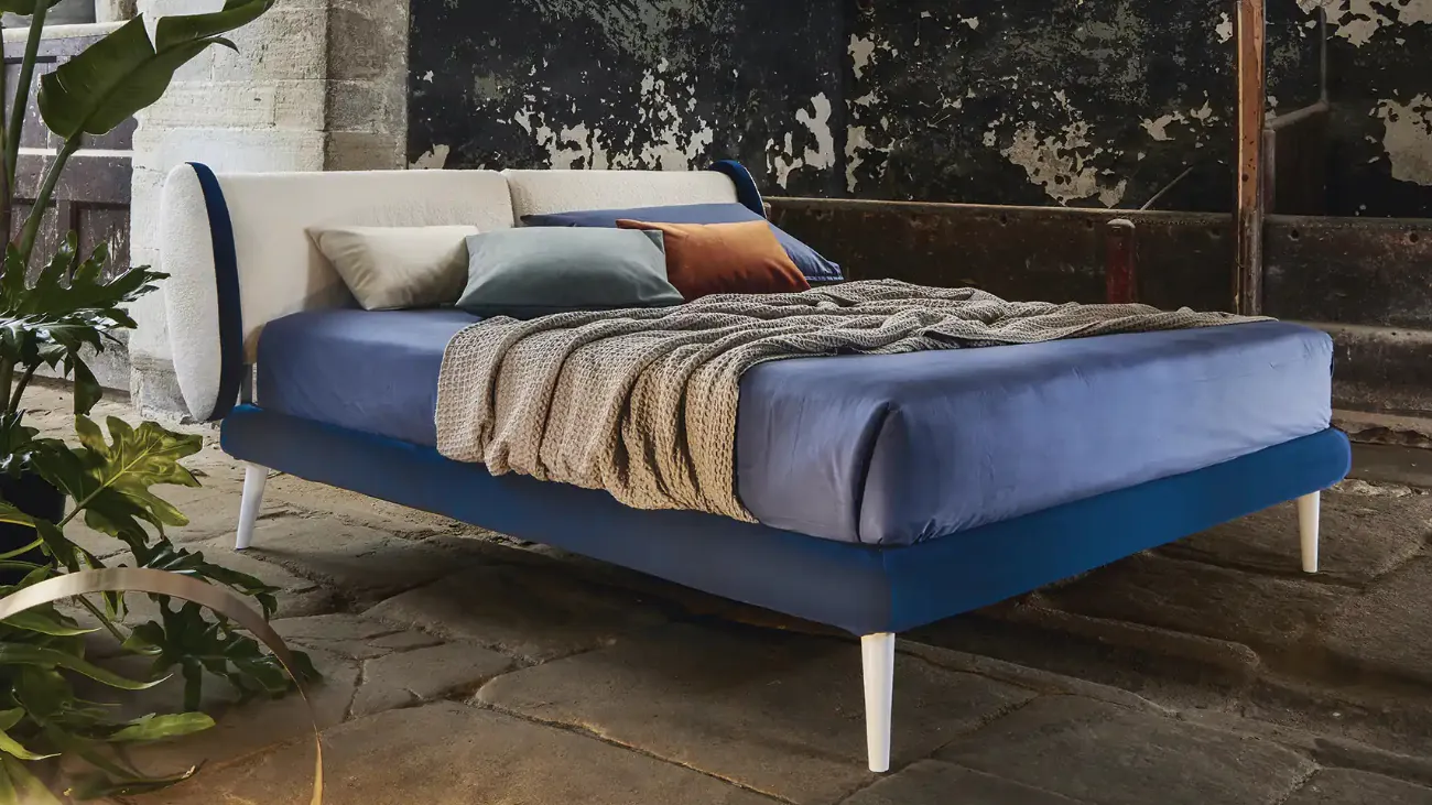 Letto in tessuto imbottito dall'aspetto vintage con testiera Kamut di Mauri Soft Dream