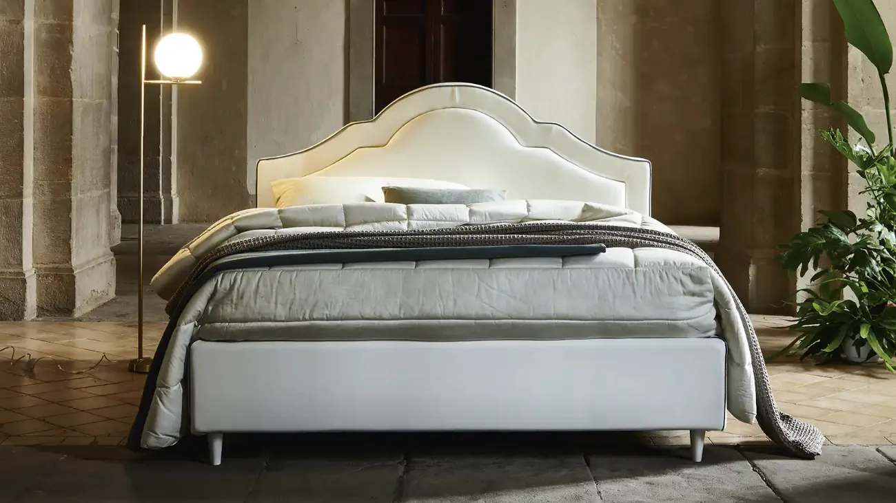 Letto classico in tessuto con testiera sagomata Monococco di Mauri Soft Dream