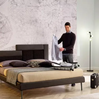 Letto in tessuto con testiera asimmetrica SC224 di Moretti Compact