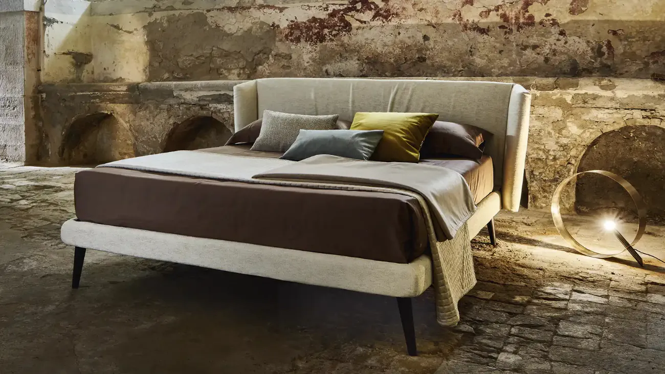 Letto in tessuto con testiera avvolgente Quinoa di Mauri Soft Dream