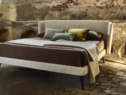 Letto in tessuto con testiera avvolgente Quinoa di Mauri Soft Dream