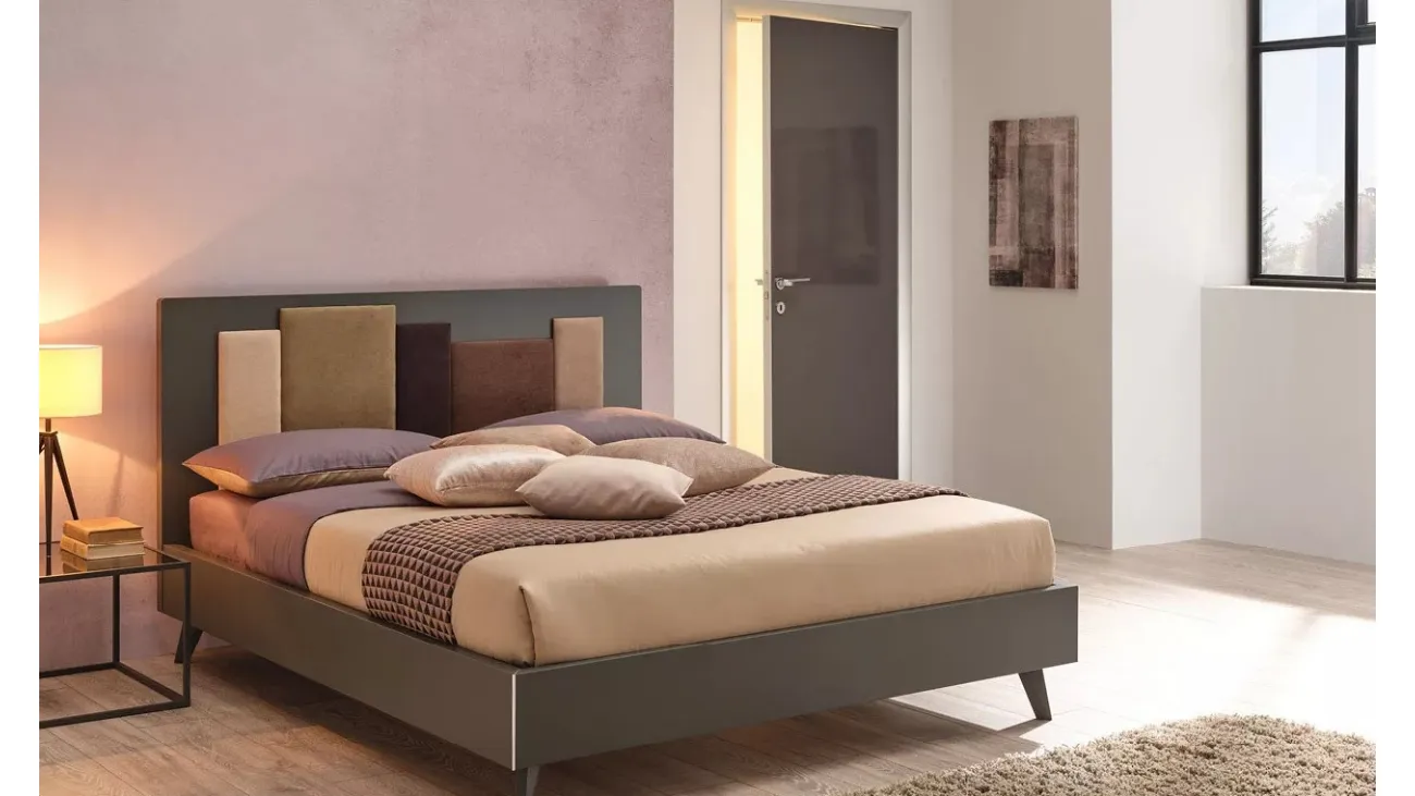 Letto matrimoniale dal design deciso e inconfondibile in laccato Grafite con testiera imbottita in tessuto SC124 di Moretti Compact
