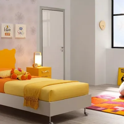 Letto singolo in nobilitato Quarzo con testiera sagomata Sponge in laccato Giallo Sole SC104 di Moretti Compact