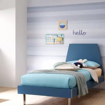 Letto in laccato Blu Navy con testiera Peak e piedini in metallo SC119 di Moretti Compact