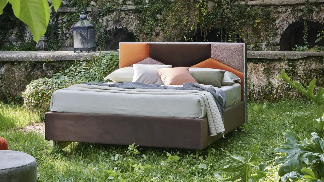 Letto in tessuto imbottito con testiera bordata da una elegante cornice in metallo Sorgo di Mauri Soft Dream