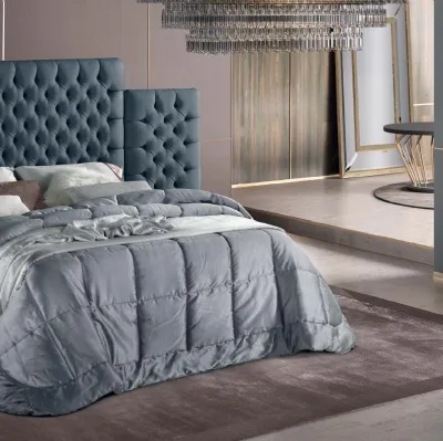 Letto dal design elegante con imponente testiera in tessuto trapuntato Tosca di Stilfar