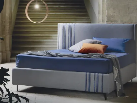 Letto matrimoniale in tessuto Illumina con sistema a LED integrato nella testiera di Stilfar Italia