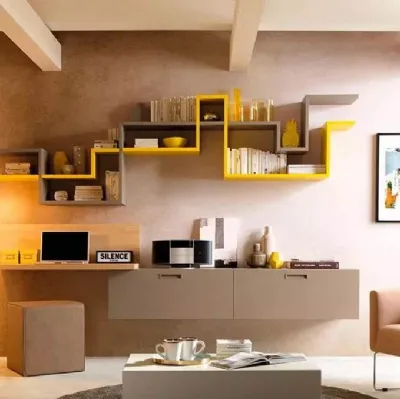 Parete con pensili sospesi, piano con pannello posteriore in olmo LV113 di Moretti Compact