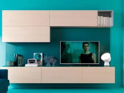 Parete attrezzata su boiserie color pavone, lineare ed essenziale LV118 di Moretti Compact