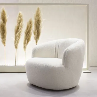 Poltroncina in tessuto bianco effetto orsetto Ember di Max Divani