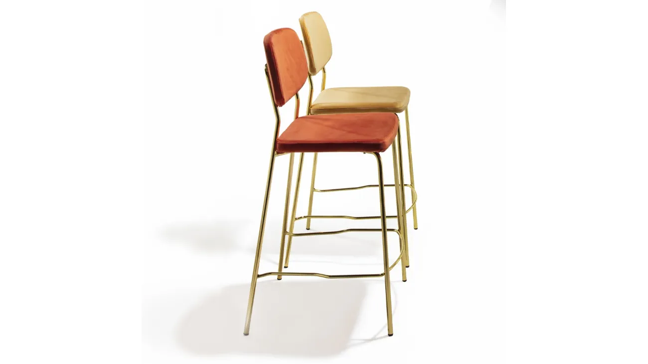 Sgabello Ginger Stool in velluto antimacchia arancio e senape con base in ottone lucido di La Seggiola