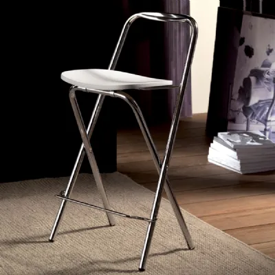 Sgabello pieghevole Trik in metallo cromato con sedile in laminato laccato bianco di La Seggiola