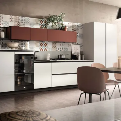 Cucina Moderne Evolution laccato Bianco Ice e Rosso Palatino con pannello Persian di Moretti Cucine